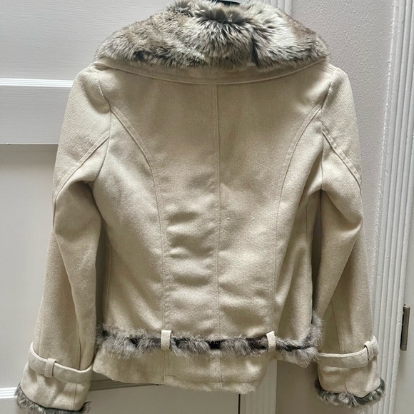 Cream Double-Breasted Women's Peacoat with Faux Fur Collar Scarf and Belt - Picture 5 of 8